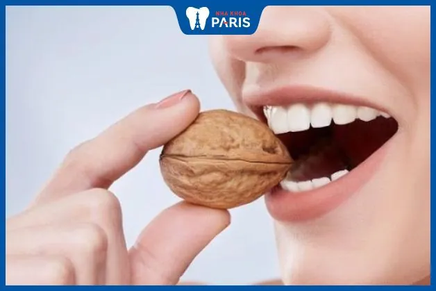 Bọc răng sứ có ăn đồ cứng được không? Những lưu ý cần biết